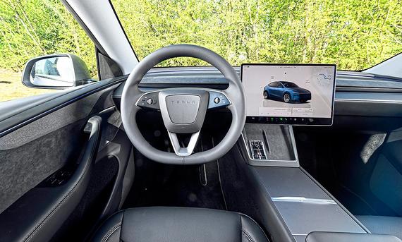 Das Cockpit des Tesla Model Y Facelift (2025).