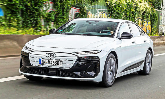 Blick von schräg vorne auf den fahrenden Audi A6 e-tron.