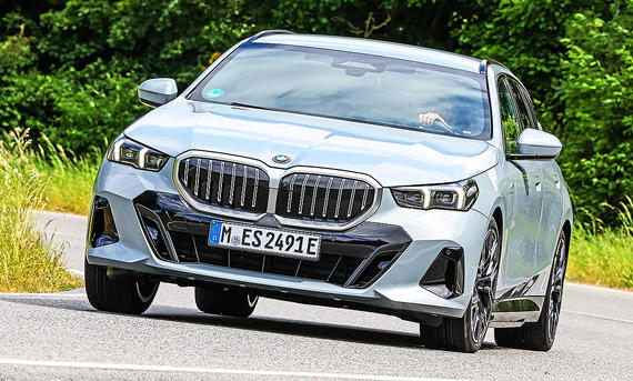 BMW 5er Touring - Daniela Loof Blick von schräg vorne auf den fahrenden Kombi BMW 5er Touring.