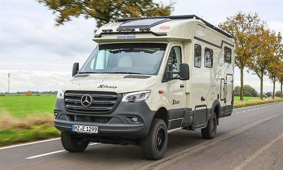 Eura Xtura XT 686 EF - Daniela Loof Das Bild zeigt den fahrenden Eura Xtura XT 686 EF von schräg vorne fotografiert.