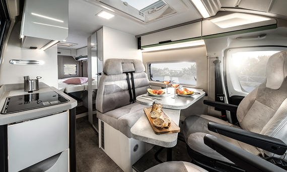 Der Wohnraum des Karmann Davis 620 LS (2025) vom Fahrerhaus aus gesehen.