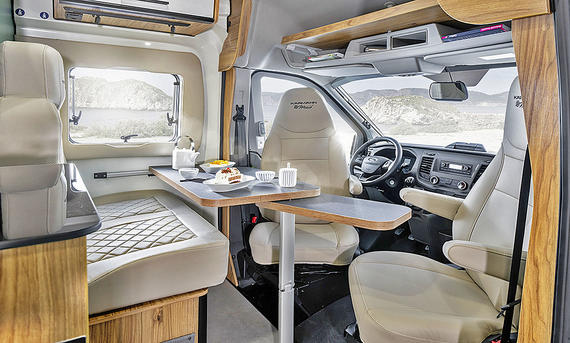 Die Innenaufnahme zeigt die Sitzgruppe des Karmann Dexter 560 4x4 (2025) mit Blick schräg in Richtung Cockpit.