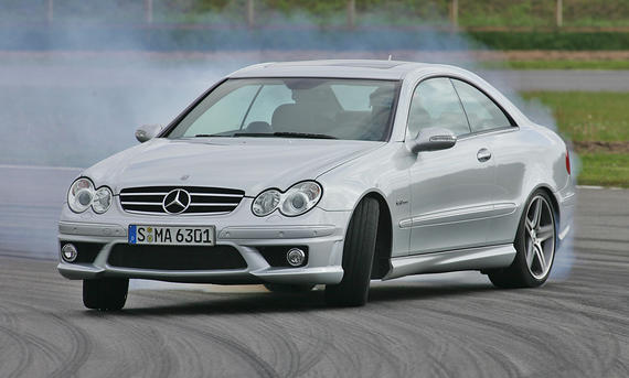 Mercedes CLK 63 AMG - Bernd Ebener Mercedes CLK 63 AMG mit qualmenden Reifen auf der Teststrecke, Ansicht von vorne.