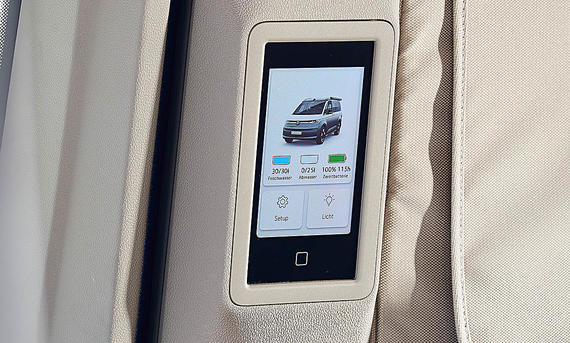 VW California (2024) - VW Das Bild zeigt das digitale Bedienteil im Wohnraum des VW California (2024).