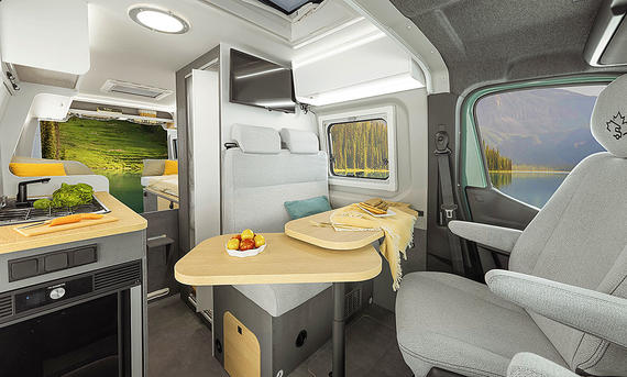 Ahorn Camp CV 630 (2025) - Ahorn Camp Das Bild zeigt den Wohnraum des Ahorn Camp CV 630 (2025). Zu sehen ist die Sitzgruppe aus dem Cockpit heraus.