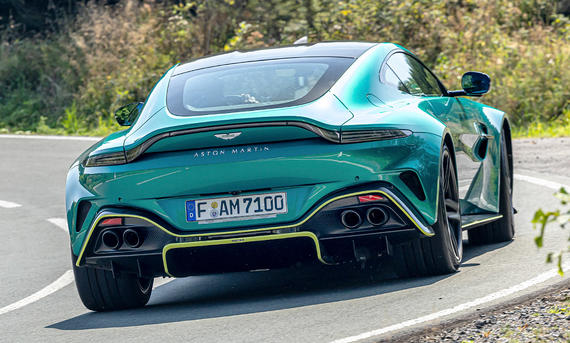 Aston Martin Vantage V8 - Frank Ratering Aston Martin Vantage V8 fährt eine Linkskurve, von hinten fotografiert.