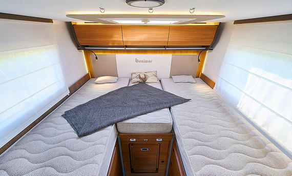 Benimar Amphitryon A 967 (2025) -Benimar 내부는 Benimar Amphitryon A 967 (2025)의 뒷면에 싱글 침대를 보여줍니다.