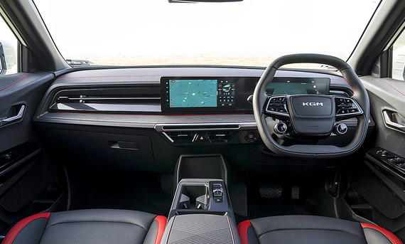 Die Innenaufnahme zeigt das Cockpit des KGM Actyon (2025).