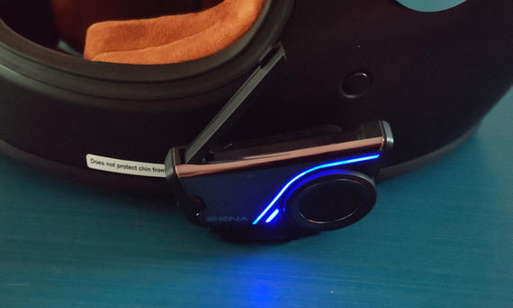 Sena 60S im Test - AUTO ZEITUNG Sena 60 S mit ausgeklappter Antenne und blauem LED-Licht, fotografiert von der Seite.