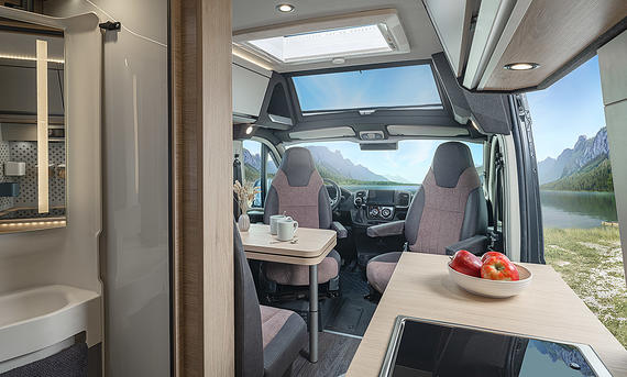 Das Bild zeigt den Wohnraum des Knaus Boxtime (2025) mit Ansicht in Richtung Cockpit.