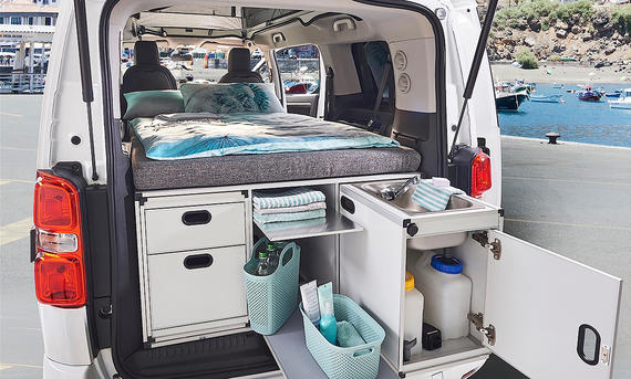 Pössl Vanster (2025) - Pössl Das Bild zeigt die Campingbox "Sleep" des Pössl Vanster im Detail. Der Küchenauszug ist geöffnet.