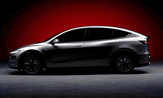 Das Tesla Model Y L (2025) steht im Halbdunkeln, von links fotografiert.