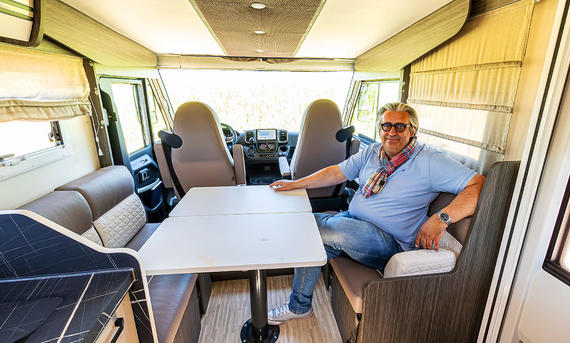 Neuer Forster I 745 QF (2025) - Frank Ratering Das Bild zeigt die Sitzgruppe des Forster I 745 QF (2025) mit Blick in Richtung Cockpit. Eine Person sitzt auf der rechten Sitzbank.