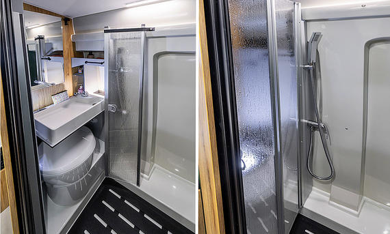 Die Innenaufnahme zeigt die Nasszelle des Karmann Dexter 560 4x4 (2025). Links der Umbau zum Waschraum mit Klappwaschbecken und Kassetten-WC, rechts der Umbau zur Duschkabine per Faltwand.
