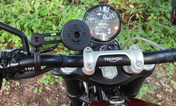SP Connect Moto Bundle im Test - AUTO ZEITUNG Handyhalter SP Connect Moto Bundle im Test, fotografiert ohne Handy am Lenker eines Motorrads in hoher Position.