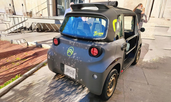 Der Citroën Ami Buggy (2025) steht im Museumshof, von hinten rechts fotografiert.