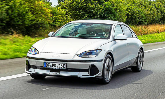 Blick von schräg vorne auf den fahrenden Hyundai Ioniq 6.