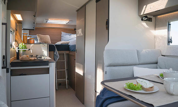 LMC Cruiser (2025) - LMC Das Bild zeigt den Wohnraum mit Blick in Richtung Heck des LMC Cruiser (2025).