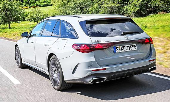 Mercedes E-Klasse T-Modell - Daniela Loof Blick von schräg hinten auf den fahrenden Kombi Mercedes E-Klasse T-Modell.