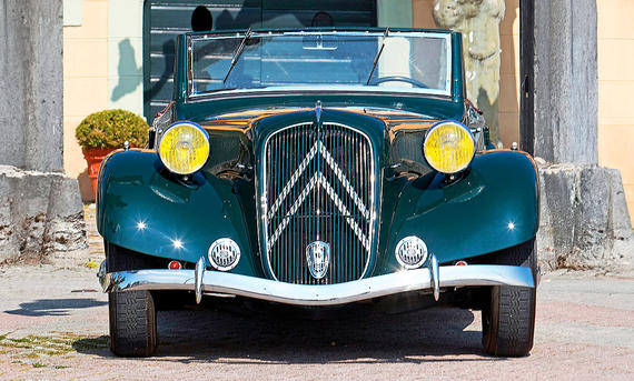 Citroën Traction Avant - Bernhard Cannone (RM Sotheby's) Blick von vorne auf den Citroën Traction Avant.