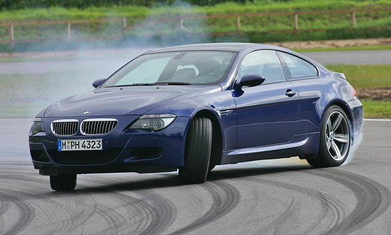 BMW M6 - Bernd Ebener BMW M6 mit qualmenden Reifen auf der Teststrecke, Ansicht von vorne.