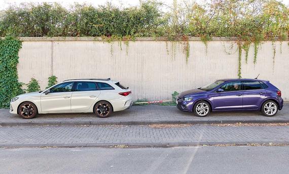 Cupra Leon Sportstourer, mit einer Abschleppstange verbunden mit einem VW Polo, fotografiert von der Seite.