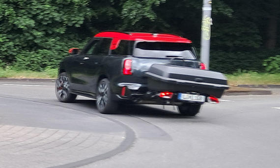 Heckbox Thule Santu im Test - AUTO ZEITUNG Heckbox Thule Santu im Test