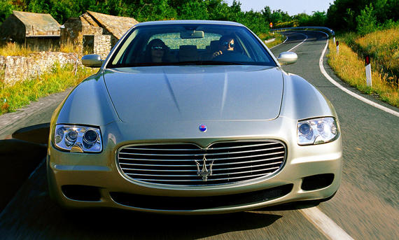 Maserati Quattroporte - Maserati Blick von vorne auf den fahrenden Maserati Quattroporte.
