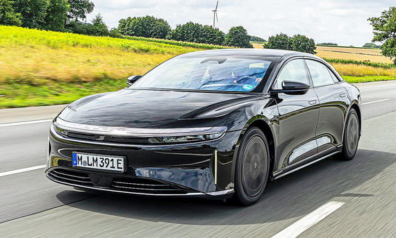 Blick von schräg vorne auf den fahrenden Lucid Air.