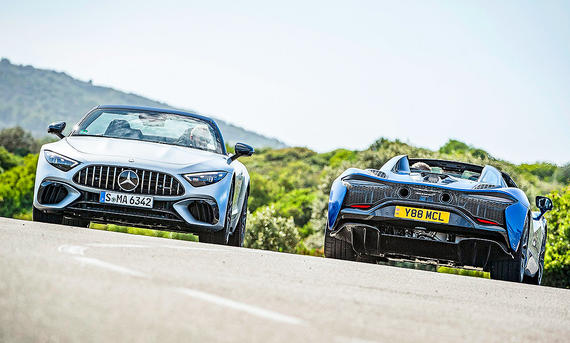 Mercedes-AMG SL 63/McLaren Artura Spider - Hardy Mutschler Blick auf die beiden fahrenden, offenen Sportwagen Mercedes-AMG SL 63 und McLaren Artura Spider.