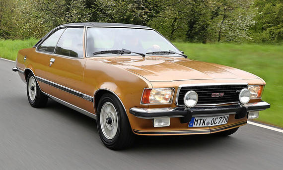 Opel Commodore GS/E Coupé - Daniela Loof Das Opel Commodore GS/E Coupé fahrend von schräg vorne fotografiert.