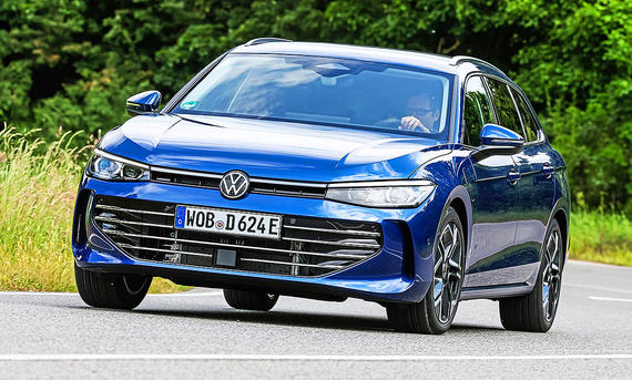 VW Passat - Daniela Loof Blick von schräg vorne auf den fahrenden Kombi VW Passat.
