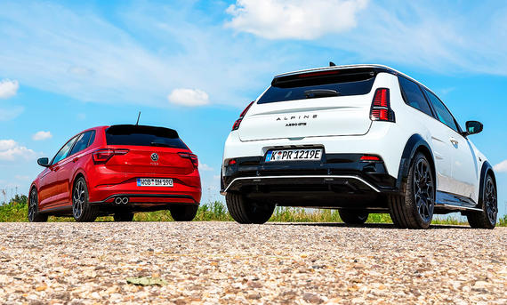 VW Polo GTI/Alpine A290 GTS - Daniela Loof Blick von schräg hinten auf die beiden Kleinwagen VW Polo GTI und Alpine A290 GTS.