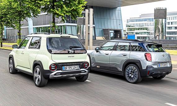 Hyundai Inster/Mini Aceman - Frank Ratering Blick von schräg hinten auf die fahrenden Elektro-Kleinwagen Hyundai Inster und Mini Aceman.
