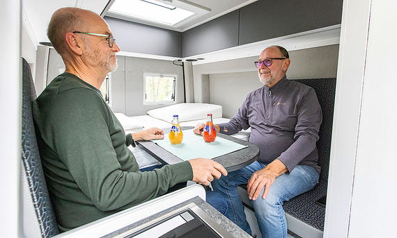 La Strada Regent E - Daniela Loof Das Bild zeigt die Sitzgruppe des La Strada Regent E mit zwei sitzenden Personen.