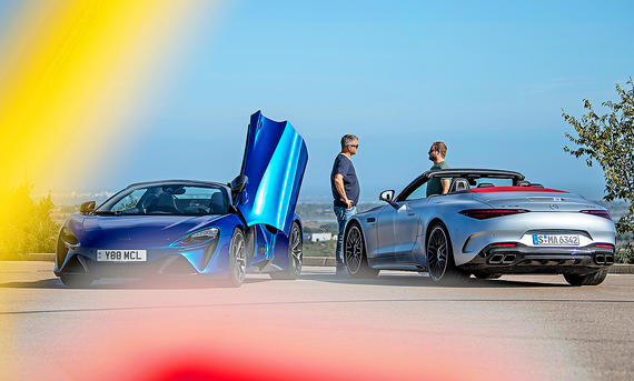 McLaren Artura Spider/Mercedes-AMG SL 63 - Hardy Mutschler Blick auf die beiden offenen Sportwagen McLaren Artura Spider und Mercedes-AMG SL 63.