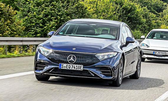 Blick von schräg vorne auf den fahrenden Mercedes EQS.