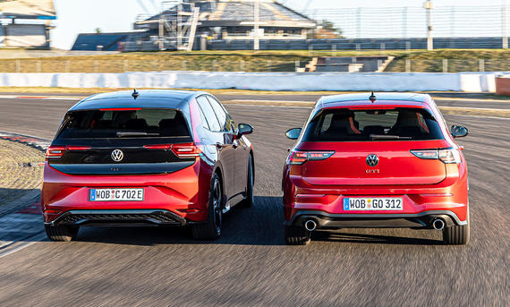VW ID.3 GTX/VW Golf GTI - Frank Ratering VW ID.3 GTX und VW Golf GTI fahren nebeneinander auf der Grand-Prix-Strecke des Nürburgring, von hinten fotografiert.