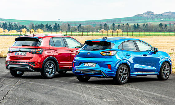 VW T-Cross/Ford Puma - Frank Ratering Blick von schräg hinten auf die beiden SUV VW T-Cross und Ford Puma.