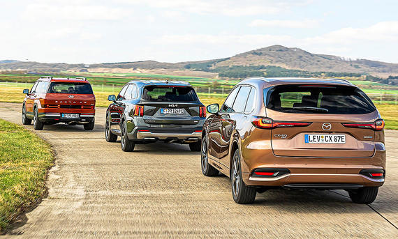Gruppenbild mit Blick von hinten auf die drei SUV Hyundai Santa Fe, Kia Sorento und Mazda CX-80.
