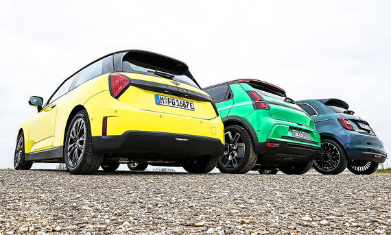 Mini Cooper E/Renault 5/Fiat 500 Elektro - Daniela Loof Gruppenbild mit Blick von schräg hinten auf die E-Kleinwagen Mini Cooper E, Renault 5 & Fiat 500 Elektro.