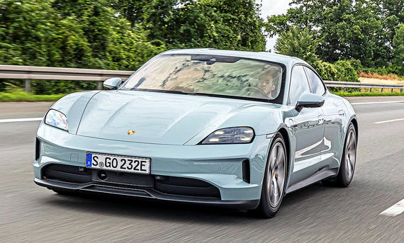 Blick von schräg vorne auf den fahrenden Porsche Taycan.