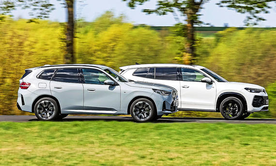 Blick von der Seite auf die beiden fahrenden SUV BMW X3 und VW Tayron.