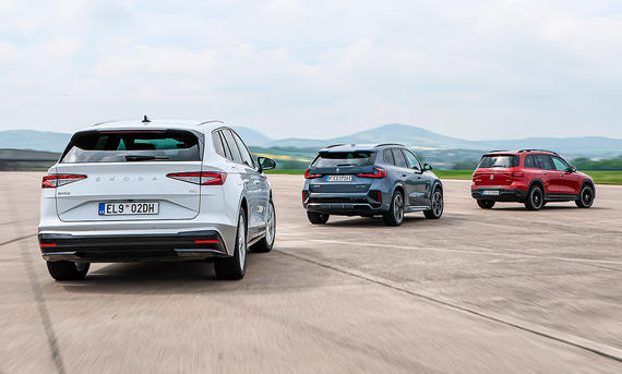 Skoda Enyaq/BMW iX1/Mercedes EQB - Daniela Loof Gruppenbild mit Blick von hinten auf die fahrenden E-SUV Skoda Enyaq, BMW iX1 und Mercedes EQB.