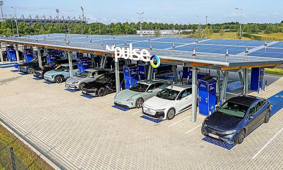 Blick auf die acht Elektroautos Volvo EX90, BMW iX, Kia EV3, Hyundai Ioniq 6, Lucid Air, Porsche Taycan, Audi A6 e-tron und Mercedes EQS, die gemeinsam an einem Ladeplatz stehen.