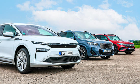 Skoda Enyaq/BMW iX1/Mercedes EQB - Daniela Loof Gruppenbild mit Blick von schräg vorne auf die E-SUV Skoda Enyaq, BMW iX1 und Mercedes EQB.
