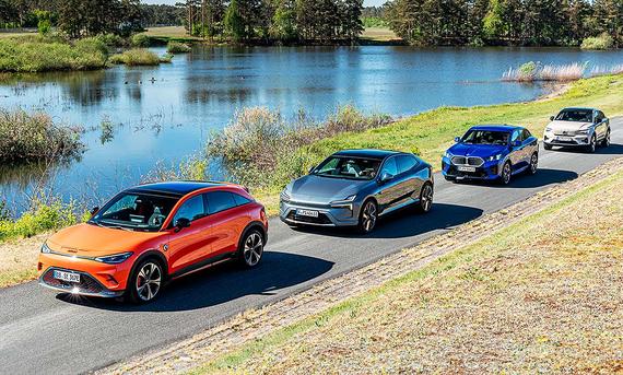 Gruppenbild mit Blick von schräg vorne auf die SUV-Coupés Smart #3 Brabus, Polestar 4, BMW iX2 und Volvo EC40.
