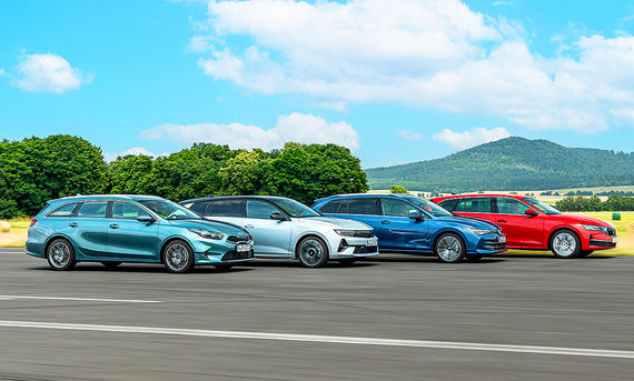 Kia Ceed Sportswagon/Opel Astra Sports Tourer/VW Golf Variant/Skoda Octavia Combi - Frank Ratering Gruppenbild mit Blick von der Seite auf die fahrenden Kompakt-Kombis Kia Ceed Sportswagon, Opel Astra Sports Tourer, VW Golf Variant und Skoda Octavia Combi.