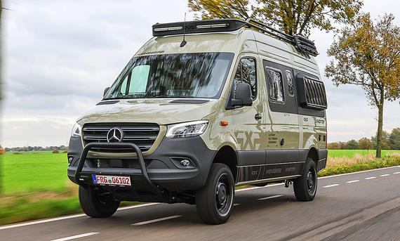 Weinsberg X-Pedition 600 MQ - Daniela Loof Das Bild zeigt den fahrenden Weinsberg X-Pedition 600 MQ von schräg vorne fotografiert.
