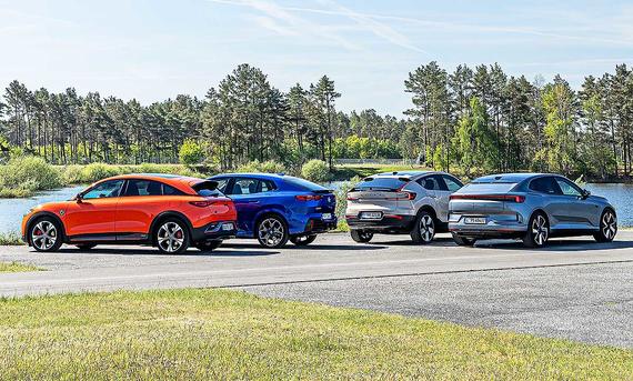 Gruppenbild mit Blick von schräg hinten auf die SUV-Coupés Smart #3 Brabus, BMW iX2, Polestar 4 und Volvo EC40.